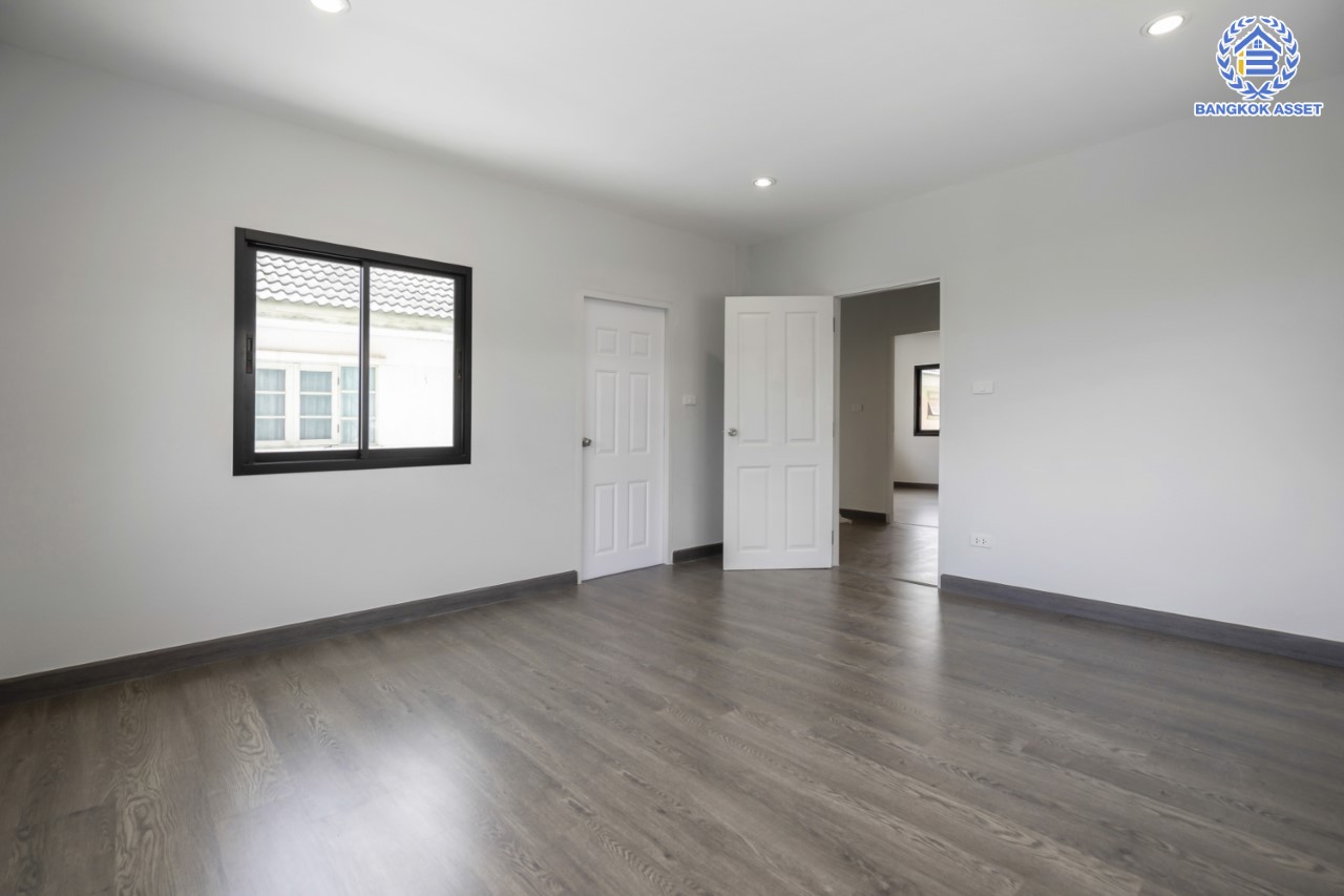 บ้านมือสองตกแต่งใหม่ ม.ชนชื่น1 ทวีวัฒนา เนื้อที่ 50 ตร.ว. ฟังก์ชัน 3 ห้องนอน 2 ห้องน้ำ 1 ห้องอเนกประสงค์ จอดรถได้ 2 คัน บรรยากาศ Private หน้าโครงการติดสวนสาธารณะทวีวนารมย์ บนทำเลศักยภาพเชื่อมต่อหลายเส้นทาง ใกล้เซ็นทรัลปิ่นเกล้า, เซ็นทรัลศาลายา, ม.มหิดล , ทางด่วน "กาญจนาภิเษก"...